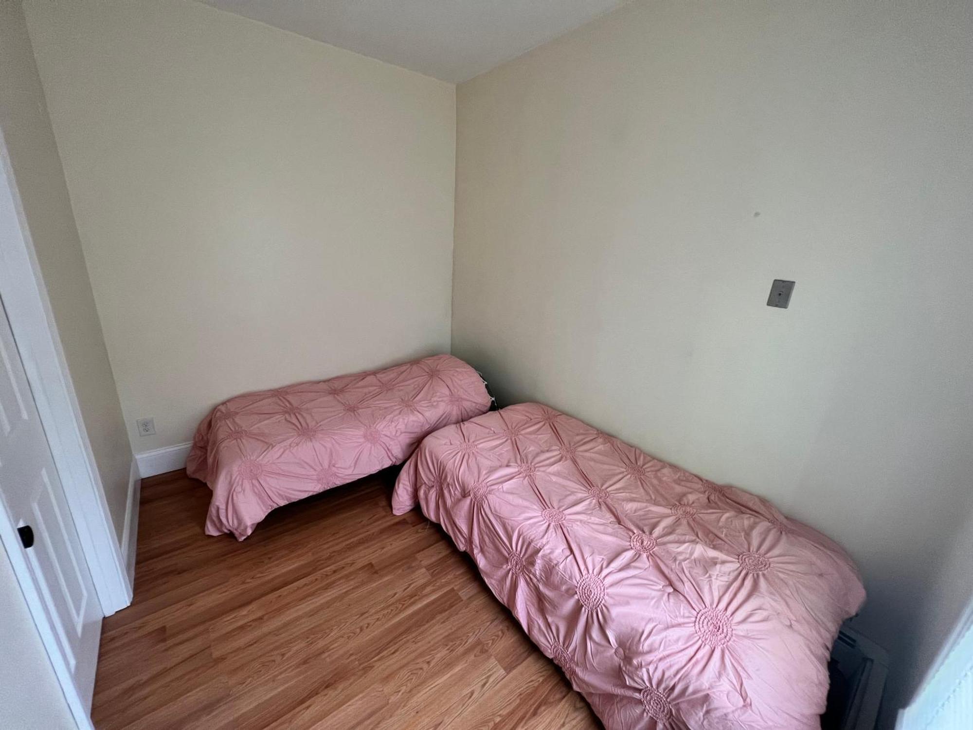 Private Bedroom Near Бостон Экстерьер фото